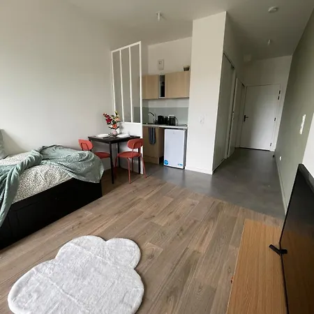 Bright And Peaceful With Extendable Bed Apartment Palaiseau